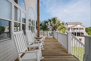 Terrace/patio - Recently updated, short walk to beach! Outdoor family area with putting green! (Ocean Isle Beach)