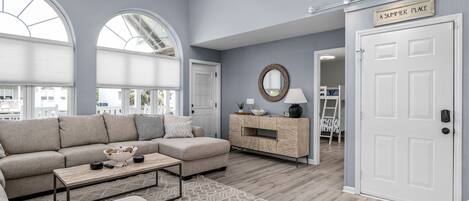 Smart-TV, Videospiele, Tischtennisplatte, Stereoanlage