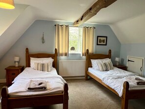 4 bedrooms, iron/ironing board, travel crib, free WiFi - Delightful rural country cottage, Great for families and groups, large garden and a big hot tub! (Beccles)