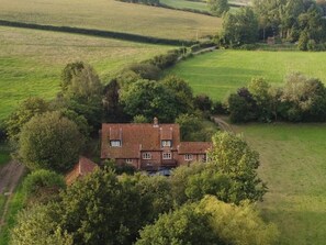 Exterior - Delightful rural country cottage, Great for families and groups, large garden and a big hot tub! (Beccles)