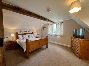 4 bedrooms, travel crib, free WiFi, bed sheets - Delightful rural country cottage, Great for families and groups, large garden and a big hot tub! (Beccles)