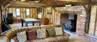 Delightful rural country cottage, Great for families and groups, large garden and a big hot tub!