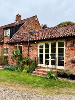 Exterior detail - Delightful rural country cottage, Great for families and groups, large garden and a big hot tub! (Beccles)