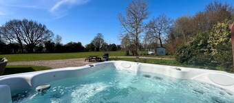 Delightful rural country cottage, Great for families and groups, large garden and a big hot tub!