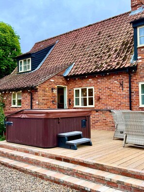 Terrace/patio - Delightful rural country cottage, Great for families and groups, large garden and a big hot tub! (Beccles)