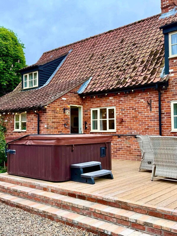 Terrace/patio - Delightful rural country cottage, Great for families and groups, large garden and a big hot tub! (Beccles)