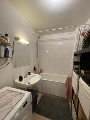 Sèche-cheveux, serviettes fournies, savon, papier toilette