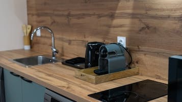 Geladeira, micro-ondas, fogĂŁo, cooktop