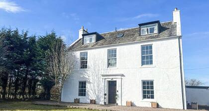 9 bedroom accommodation in Kirknewton, near Edinburgh