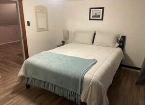 3 bedrooms, iron/ironing board, travel cot, free WiFi - 1 Block to the Beach! Firepit, 2 Bikes, Sleeps 4 (Two Rivers)