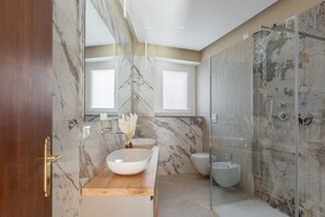 Een douche, een haardroger, een bidet