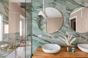Douche, sèche-cheveux, bidet
