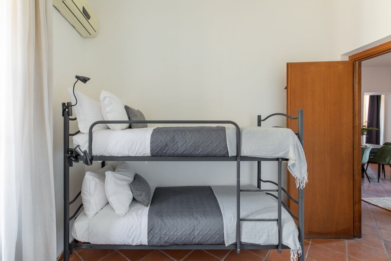 3 slaapkamers, een strijkplank/strijkijzer, wifi, beddengoed