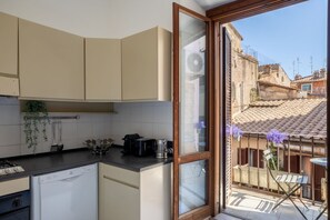 冷蔵庫、トースター、調理器具と食器