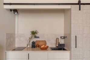 Réfrigérateur, plaque de cuisson, cafetière/bouilloire, grille-pain