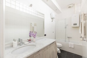 تجهيزات دش، مجففات شعر، مراحيض شطف