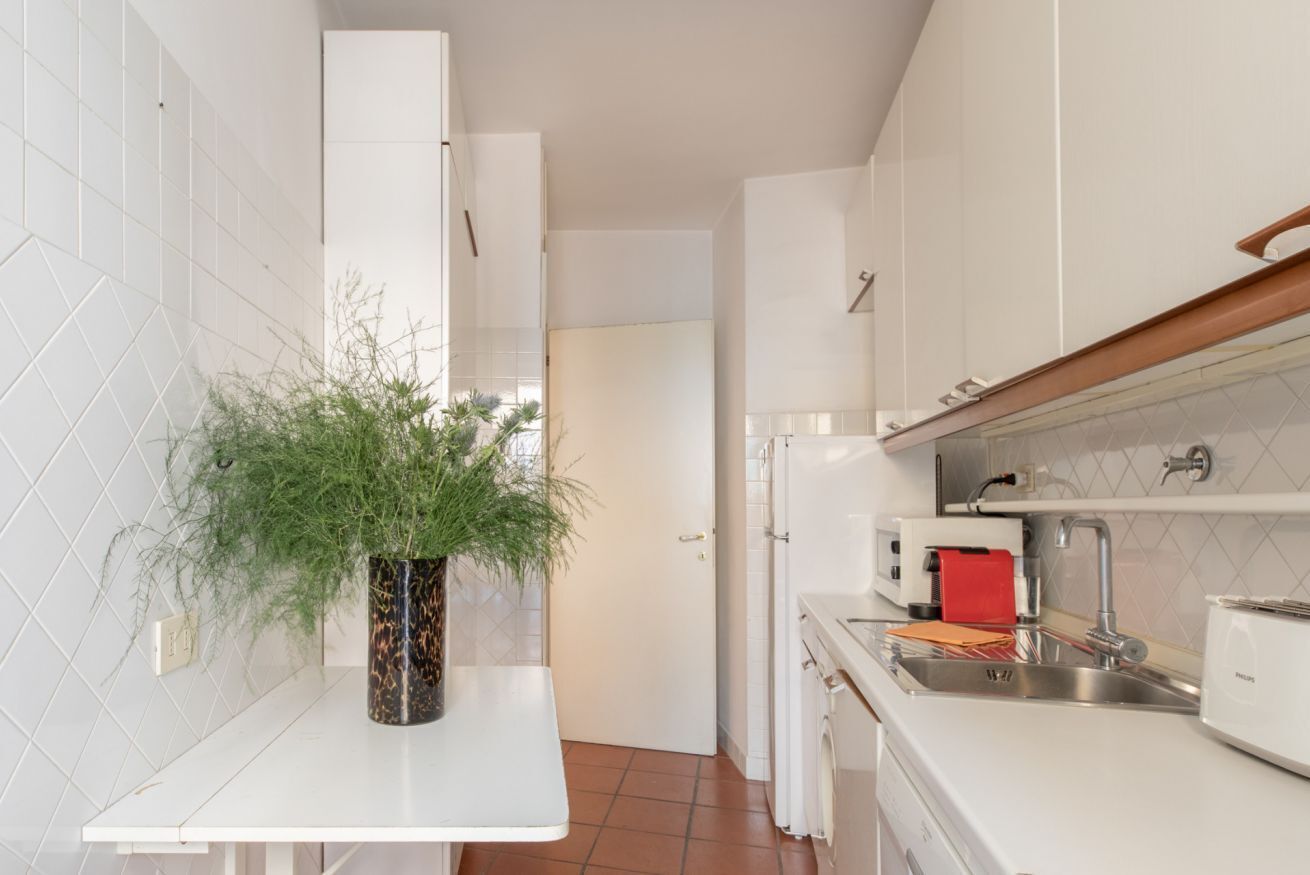 Fridge, oven, dishwasher, cookware/dishes/utensils