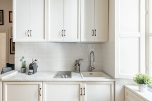 Refrigerador, microondas, cafetera y tetera y tostadora 