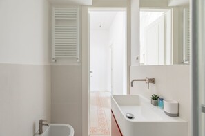 Een douche, een haardroger, een bidet