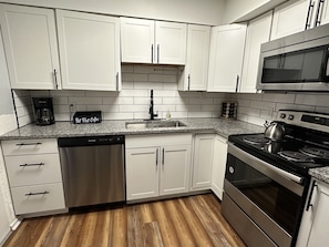 Réfrigérateur, micro-ondes, four, plaque de cuisson