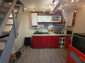 Kylskåp, mikrovågsugn, spishäll och kaffe- och tebryggare