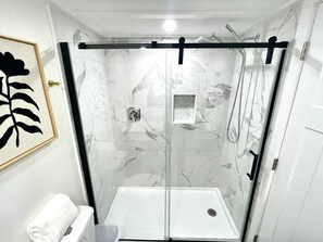 Douche, sèche-cheveux, serviettes fournies