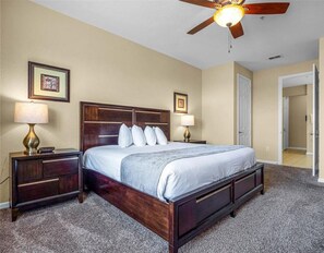 3 室のベッドルーム、デスク、アイロン / アイロン台、旅行用ベビーベッド