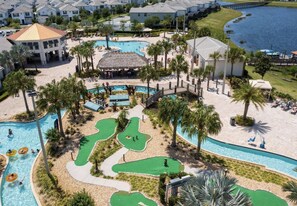 Ein Resort mit mehreren Schwimmbecken, einem Golfplatz und einem Strandabschnitt.