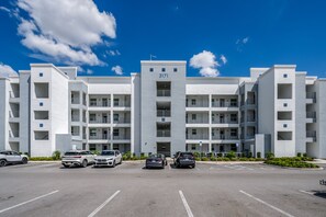 Eine mehrstöckige Parkgarage vor blauem Himmel.