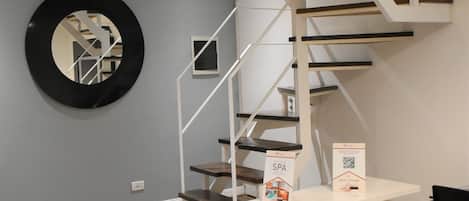 Departamento senior | Área de sala de estar | Televisión LED de 32 pulgadas con canales por cable
