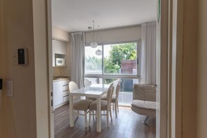 Superior Apartment, Courtyard View | Living area | 32-inch LED TV with cable channels - Syrah Studios (Buenos Aires)