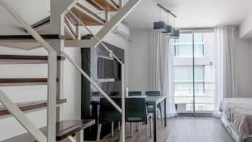 Apartament sènior | Sala d'estar | Televisor LED de 32 polzades amb canals per cable