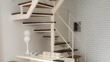 Apartamento sénior | Zona de estar | Televisión LED de 32 pulgadas con canales por cable