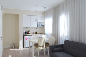 Superior Apartment, Courtyard View | Living area | 32-inch LED TV with cable channels - Syrah Studios (Buenos Aires)