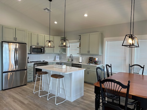 Beautiful home on the river, mins to the Gulf; fire-pit, bar, view 