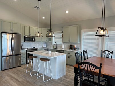 Beautiful home on the river, mins to the Gulf; fire-pit, bar, view 