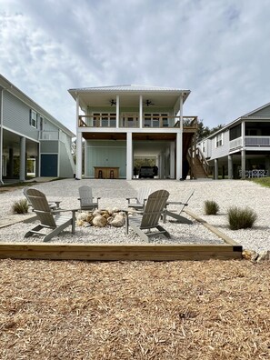 Property grounds - Beautiful home on the river, mins to the Gulf; fire-pit, bar, view (Steinhatchee)