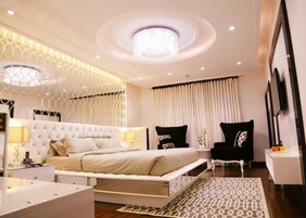Ropa de cama de alta calidad, minibar, muebles diferentes y escritorio 