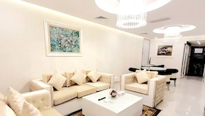 Una sala de estar moderna con un sofá blanco, una mesa de centro y un candelabro.