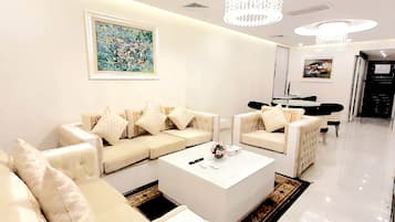 Deluxe Suite | Living area