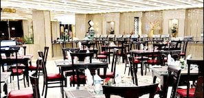 Café da manhã com buffet grátis todos os dias