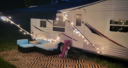 Charming 2-bedroom Camper in enchanting Homosassa with AC, WiFi and more.