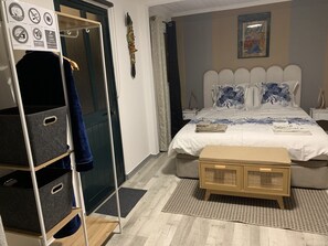 1 dormitorio, escritorio, wifi gratis y ropa de cama