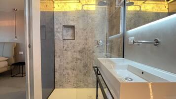 Dusche, Haartrockner, Bidet