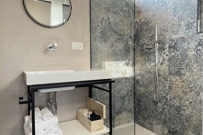 Een douche, een haardroger, een bidet