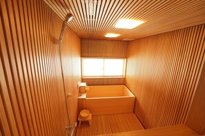 Premium House | Bathroom | Separate tub and shower, deep soaking tub, free toiletries, hair dryer - RIKKA BABA NI (Takayama)
