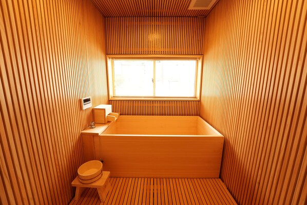 Premium House | Bathroom | Separate tub and shower, deep soaking tub, free toiletries, hair dryer - RIKKA BABA NI (Takayama)