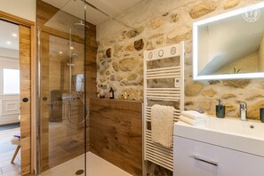 Douche, sèche-cheveux