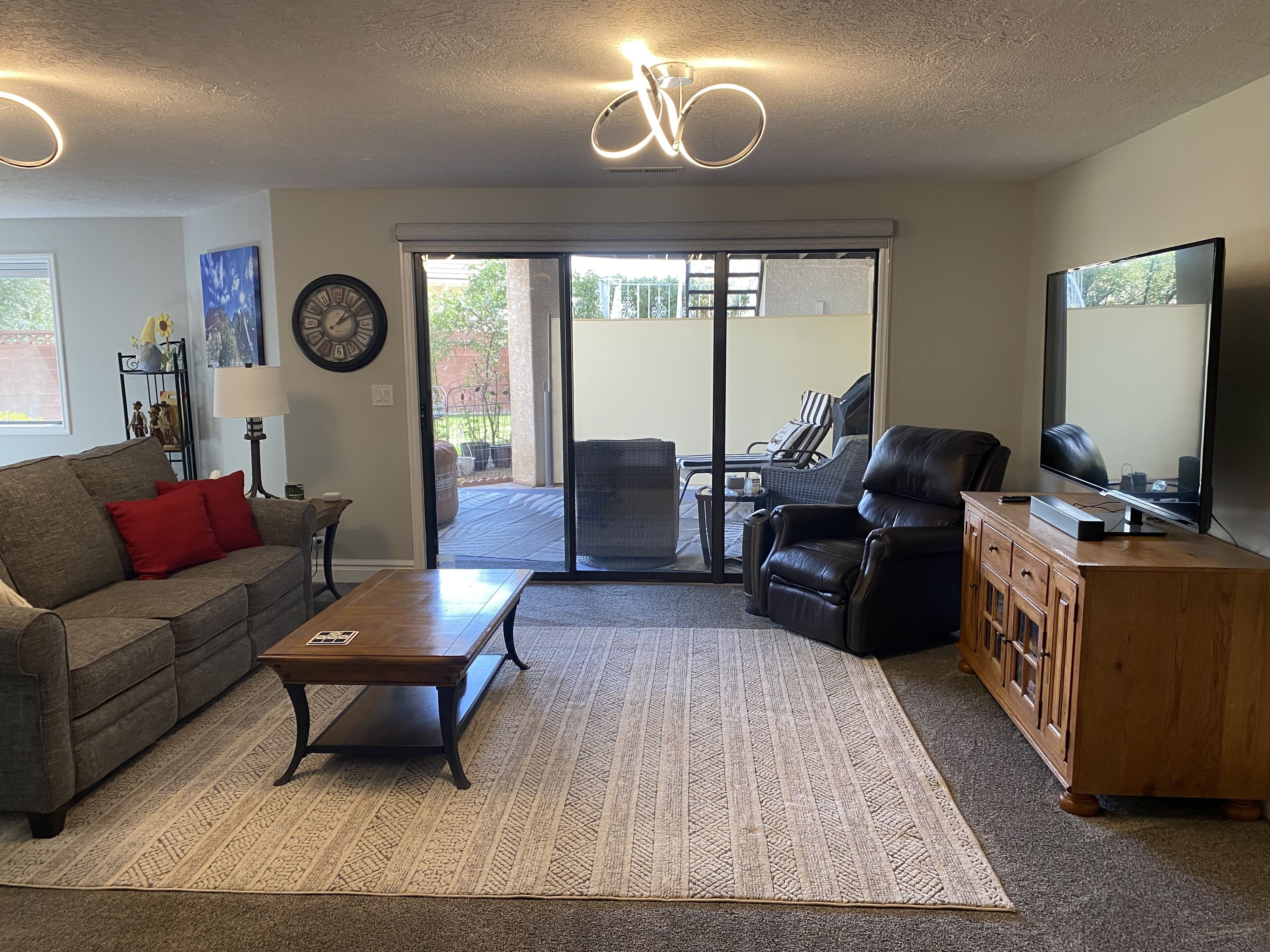 スマートテレビ、DVD プレーヤー、書庫、ミュージックライブラリ