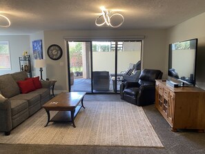 Smart-TV, DVD-Player, Bücher, Musikbibliothek